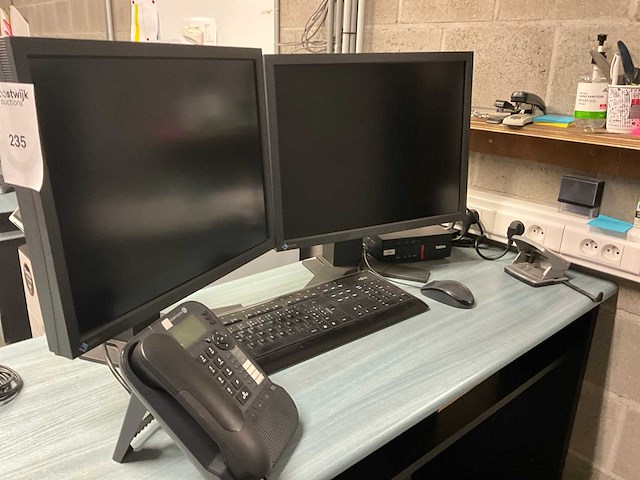 Eizo toonbank met pc schermen - afbeelding 3 van  5