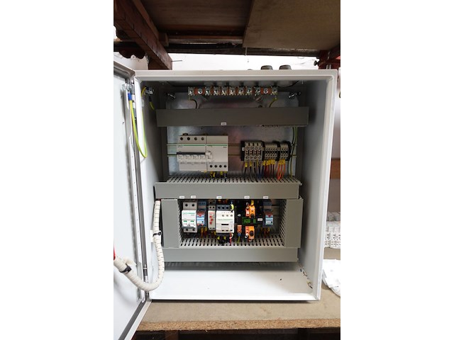Electriciteitsbord met inhoud - afbeelding 2 van  7