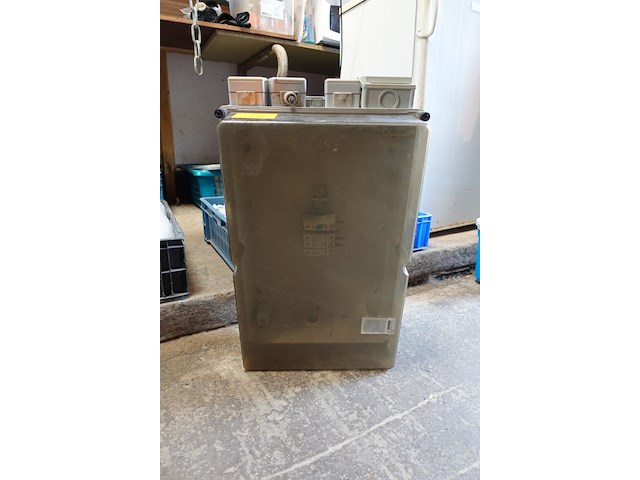 Electriciteitskast 40 x 60cm +3 opbouwstopcontacten + 1 opbouw contact 3 fase - afbeelding 1 van  5