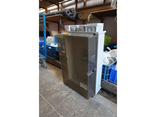 Electriciteitskast 40 x 60cm +3 opbouwstopcontacten + 1 opbouw contact 3 fase - afbeelding 2 van  5