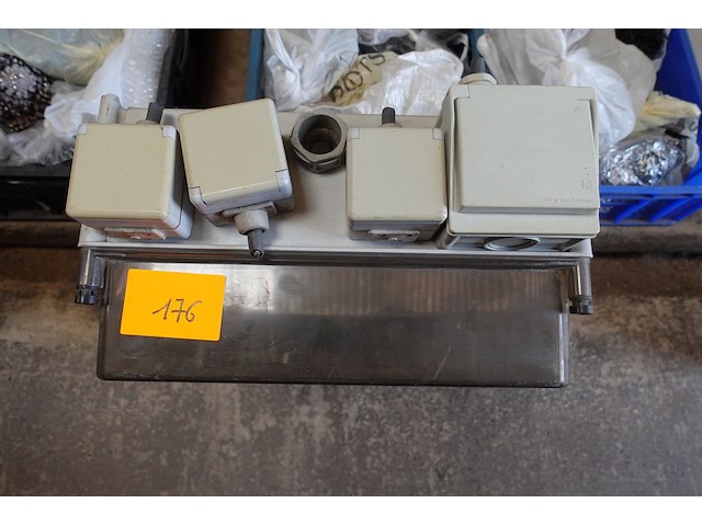 Electriciteitskast 40 x 60cm +3 opbouwstopcontacten + 1 opbouw contact 3 fase - afbeelding 3 van  5