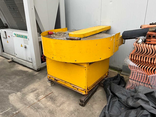 Electrische draai / sorteer tafel vanriet 1999 - afbeelding 3 van  8