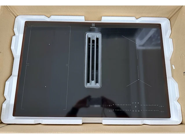 Electrolux inductiekookplaat met veldafzuiging - afbeelding 1 van  6