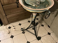 Elegante porseleinen figuur met geïntegreerde verlichting met fontijn - afbeelding 2 van  7