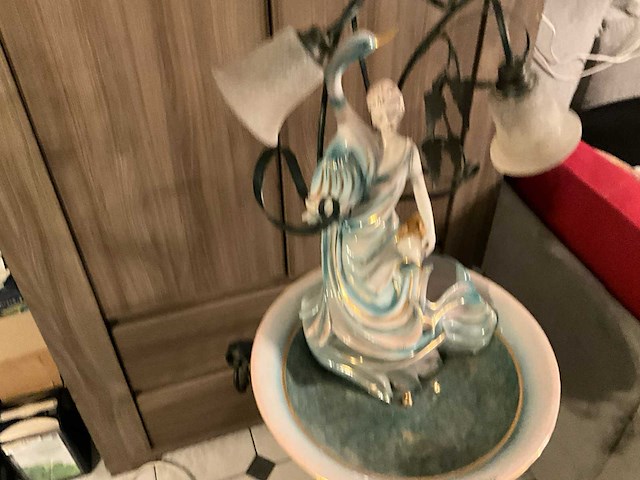 Elegante porseleinen figuur met geïntegreerde verlichting met fontijn - afbeelding 3 van  7