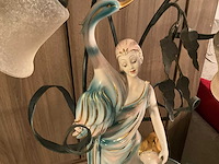 Elegante porseleinen figuur met geïntegreerde verlichting met fontijn - afbeelding 4 van  7