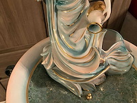 Elegante porseleinen figuur met geïntegreerde verlichting met fontijn - afbeelding 5 van  7