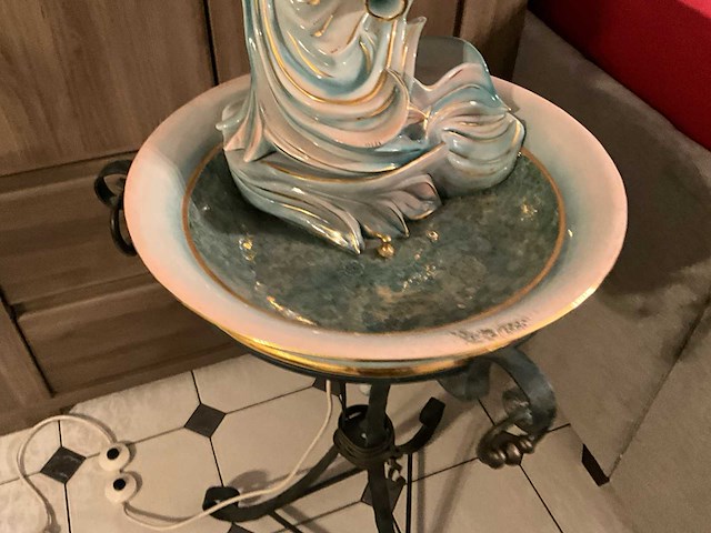 Elegante porseleinen figuur met geïntegreerde verlichting met fontijn - afbeelding 6 van  7