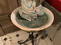 Elegante porseleinen figuur met geïntegreerde verlichting met fontijn - afbeelding 6 van  7