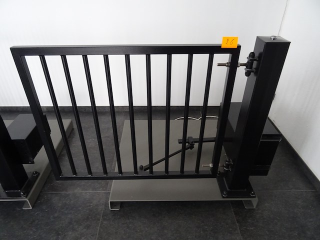 Elektrisch metalen poortje - afbeelding 1 van  3