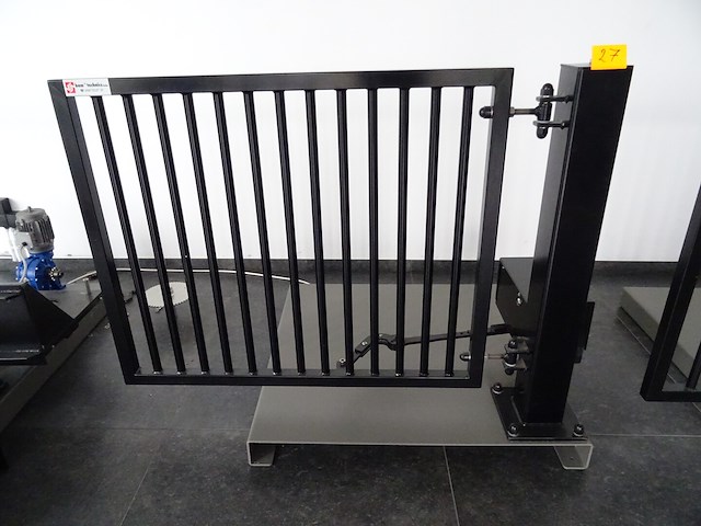 Elektrisch metalen poortje - afbeelding 1 van  4