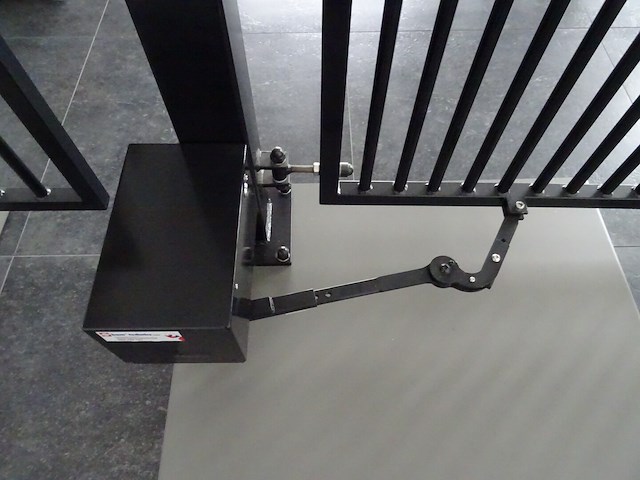 Elektrisch metalen poortje - afbeelding 3 van  4