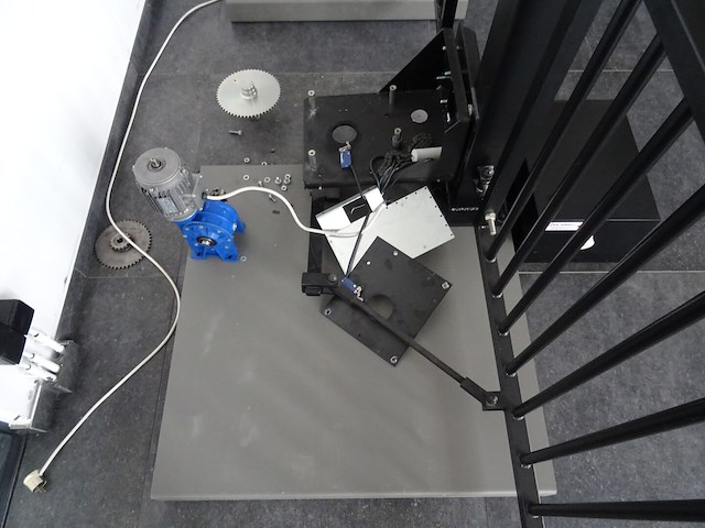 Elektrisch metalen poortje - afbeelding 2 van  3