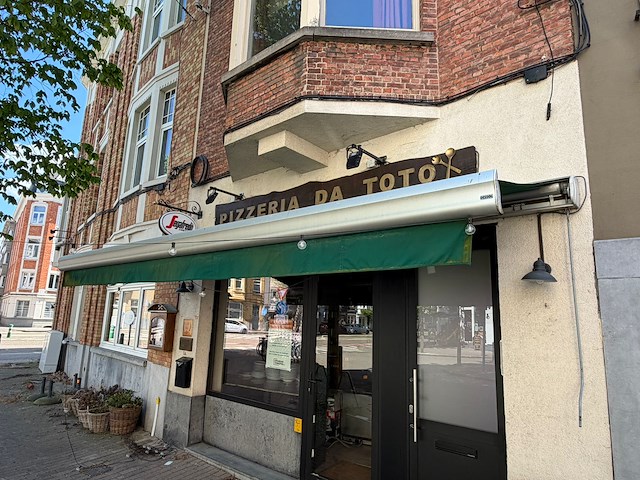 Elektrisch uitschuifbaar zonnescherm - afbeelding 1 van  4