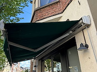 Elektrisch uitschuifbaar zonnescherm - afbeelding 2 van  4