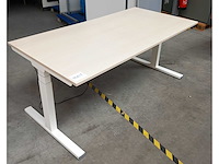 Elektrisch verstelbaar zit-sta bureau (v1)