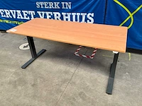 Elektrisch verstelbaar zit-sta bureau
