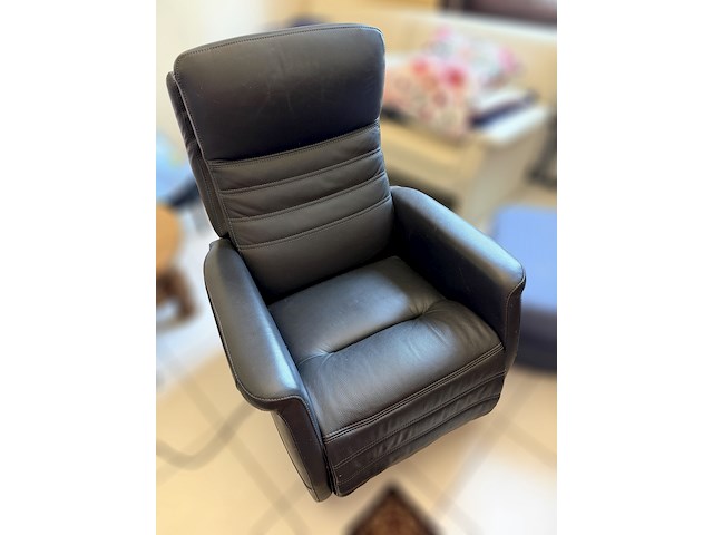 Elektrisch verstelbare relaxfauteuil in leer - afbeelding 1 van  3