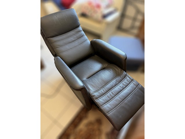 Elektrisch verstelbare relaxfauteuil in leer - afbeelding 2 van  3