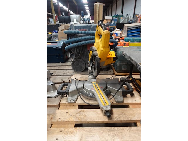 Elektrische afkortzaagmachine dewalt - afbeelding 1 van  3