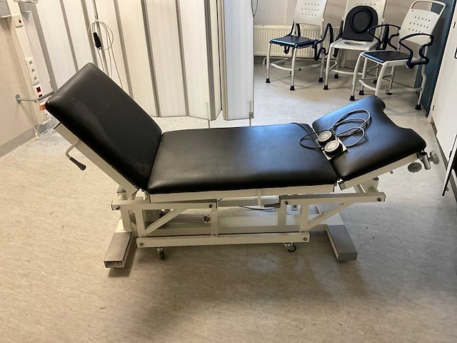 Elektrische behandelbank - afbeelding 1 van  7