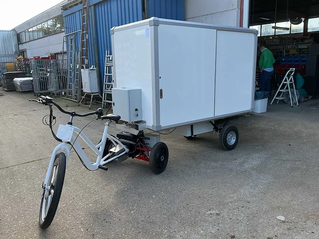 Elektrische cargo bakfiets,werking onbekend accu’s niet opgeladen,geen boorddocumenten. - afbeelding 1 van  10