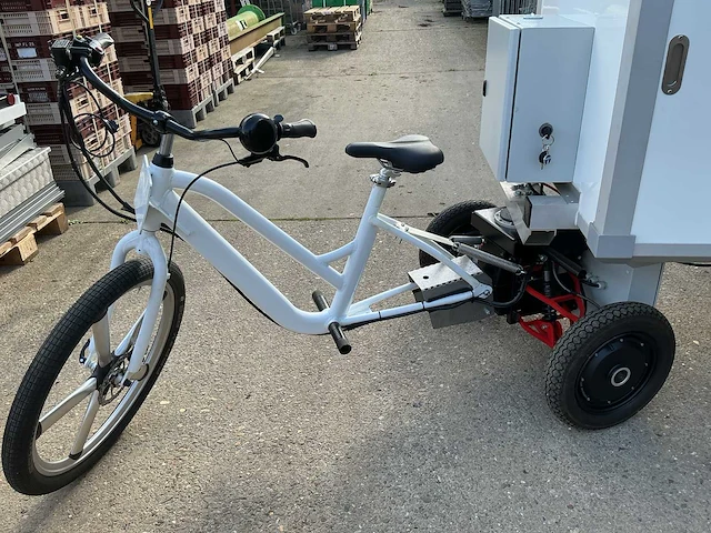 Elektrische cargo bakfiets,werking onbekend accu’s niet opgeladen,geen boorddocumenten. - afbeelding 3 van  10