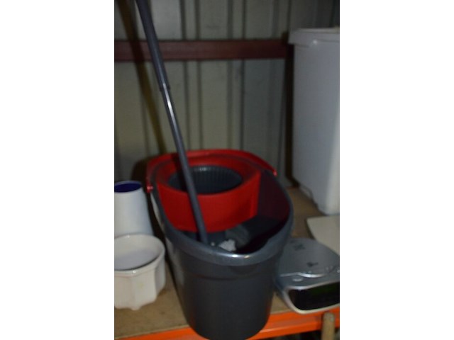 Elektrische dweil black&decker , wekker, weegschaal, wasmand, partij kommen, schalen en potjes - afbeelding 6 van  15