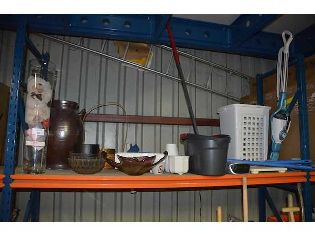 Elektrische dweil black&decker , wekker, weegschaal, wasmand, partij kommen, schalen en potjes - afbeelding 1 van  15