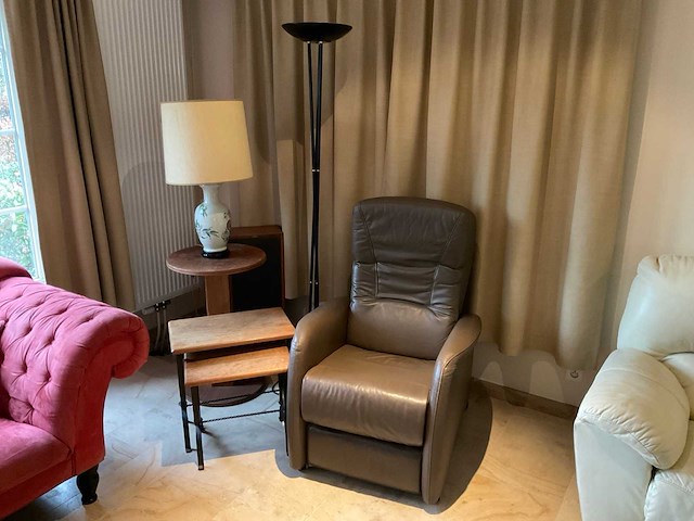 Elektrische fauteuil met koffietafels en lampen - afbeelding 1 van  6