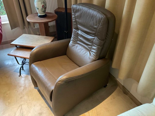 Elektrische fauteuil met koffietafels en lampen - afbeelding 2 van  6