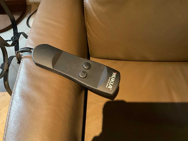 Elektrische fauteuil met koffietafels en lampen - afbeelding 3 van  6