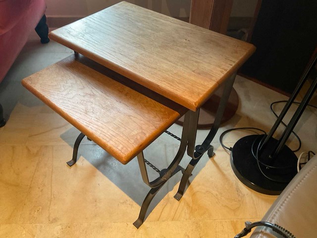 Elektrische fauteuil met koffietafels en lampen - afbeelding 4 van  6