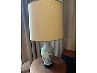 Elektrische fauteuil met koffietafels en lampen - afbeelding 5 van  6