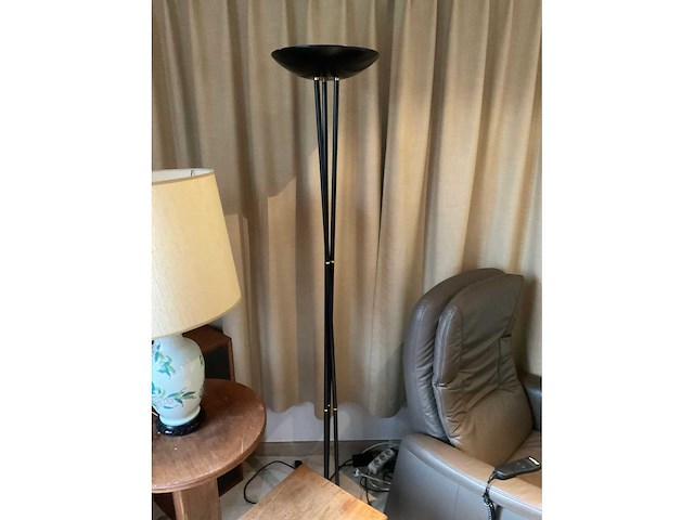 Elektrische fauteuil met koffietafels en lampen - afbeelding 6 van  6