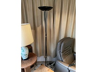 Elektrische fauteuil met koffietafels en lampen - afbeelding 6 van  6