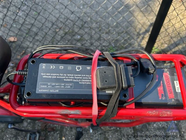 Elektrische fiets shimano, batterij mv focus, zonder sleutel, nummer 702-234, lader aanwezig, werking niet gekend - afbeelding 2 van  6