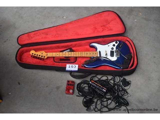 Elektrische gitaar fender, met toebehoren, serienummer us22064269, werking niet gekend - afbeelding 1 van  6