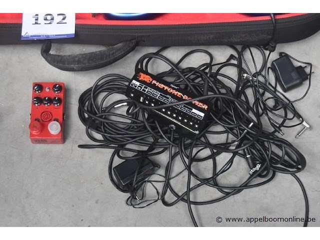 Elektrische gitaar fender, met toebehoren, serienummer us22064269, werking niet gekend - afbeelding 2 van  6