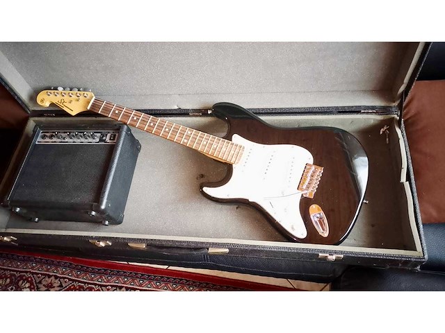 Elektrische gitaar inclusief versterker en kist. - afbeelding 1 van  2