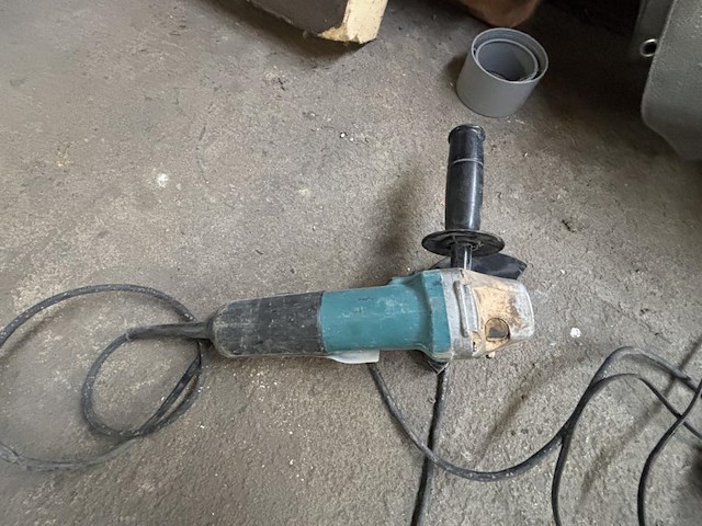 Elektrische haakseslijper makita - afbeelding 1 van  2