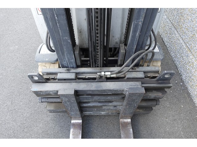 Elektrische heftruck still - afbeelding 4 van  19