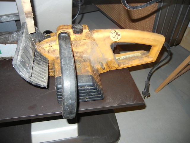 Elektrische kettingzaag - afbeelding 1 van  2