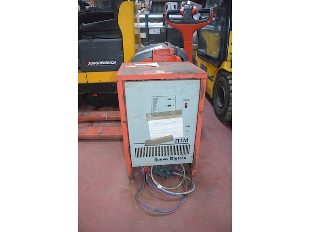 Elektrische palletwagen pro linde t18 met lader, serienummer w4x360u06317, bouwjaar 2007 met lader , batterijlader nuova elettra serienummer 22012178 - afbeelding 4 van  12