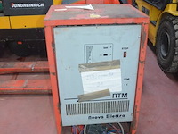 Elektrische palletwagen pro linde t18 met lader, serienummer w4x360u06317, bouwjaar 2007 met lader , batterijlader nuova elettra serienummer 22012178 - afbeelding 4 van  12