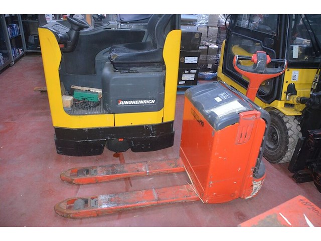 Elektrische palletwagen pro linde t18 met lader, serienummer w4x360u06317, bouwjaar 2007 met lader , batterijlader nuova elettra serienummer 22012178 - afbeelding 1 van  12