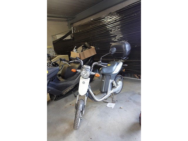 Elektrische scooter yamaha - afbeelding 1 van  10