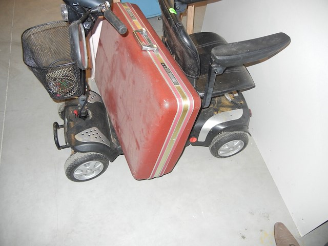 Elektrische senioren scooter + koffer - afbeelding 2 van  4