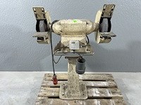 Elektrische slijpmolen op sokkel