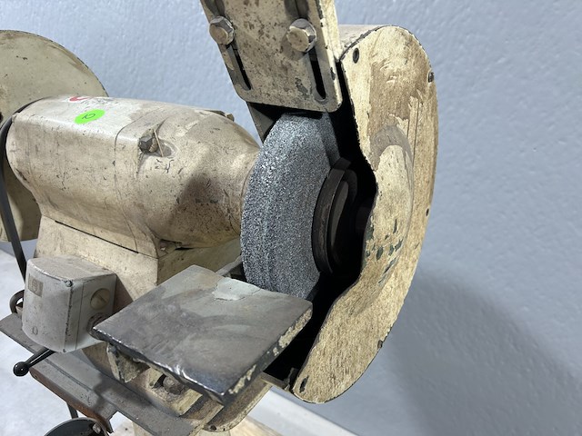 Elektrische slijpmolen op sokkel - afbeelding 2 van  5